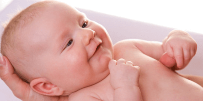 uśmiech społeczny u niemowlaka
